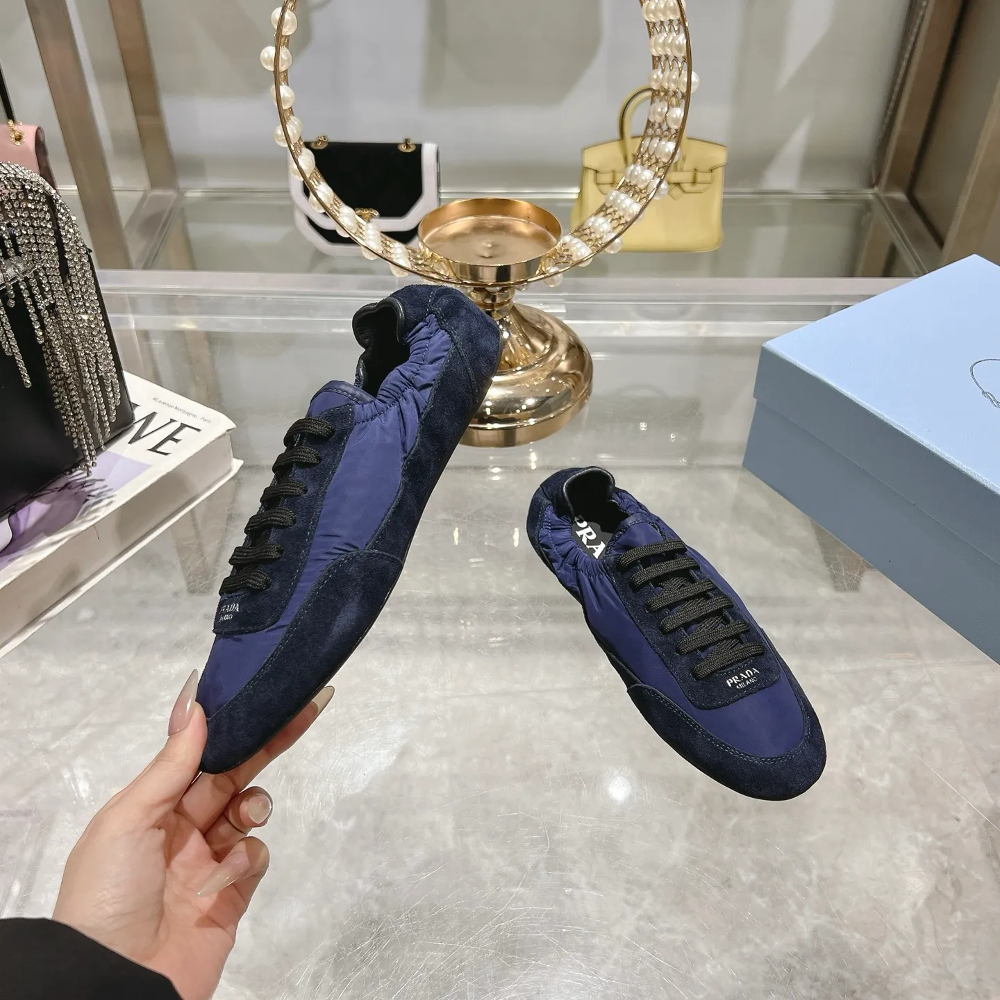 👟👟Ex-factory price 520👟👟Men's size +10 Couple style🎆Prada's new moral training shoes. The upper is suede with texture, and the inner sheepskin is wrapped. It is soft and waxy🎆The insole is thickened with lambskin. It is extremely comfortable to step on, has a sense of support, and feels well wrapped. The shoe shape is full of wrapping, light and easy to wear. A practical casual shoe that makes your legs appear taller! White is clean and refreshing, needed all year round, and can be easily worn with skirts and pants. Upper: imported suede/original molded fabric. Lining: sheepskin. Outsole: rubber outsole! Code number: 35-41 Color: burgundy blue brown green dark green yellow black red gray 9 colors available